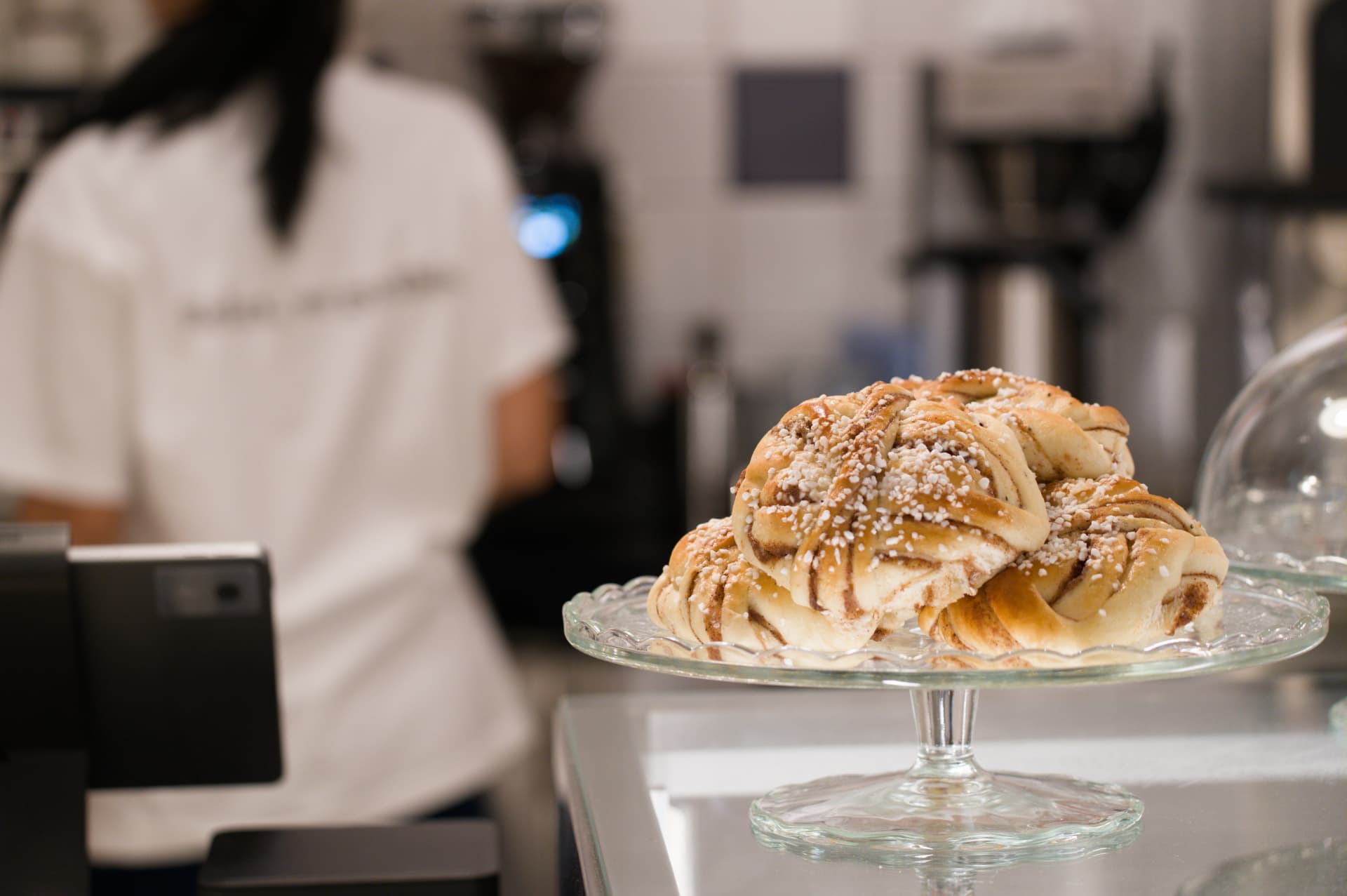 Nybakade kanelbullar på ett glasfat i caféet