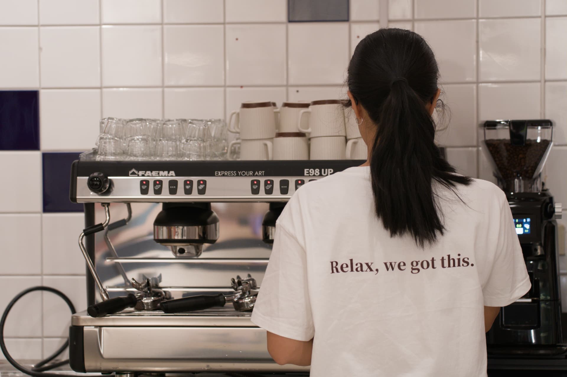 Barista vid espressomaskinen i caféet