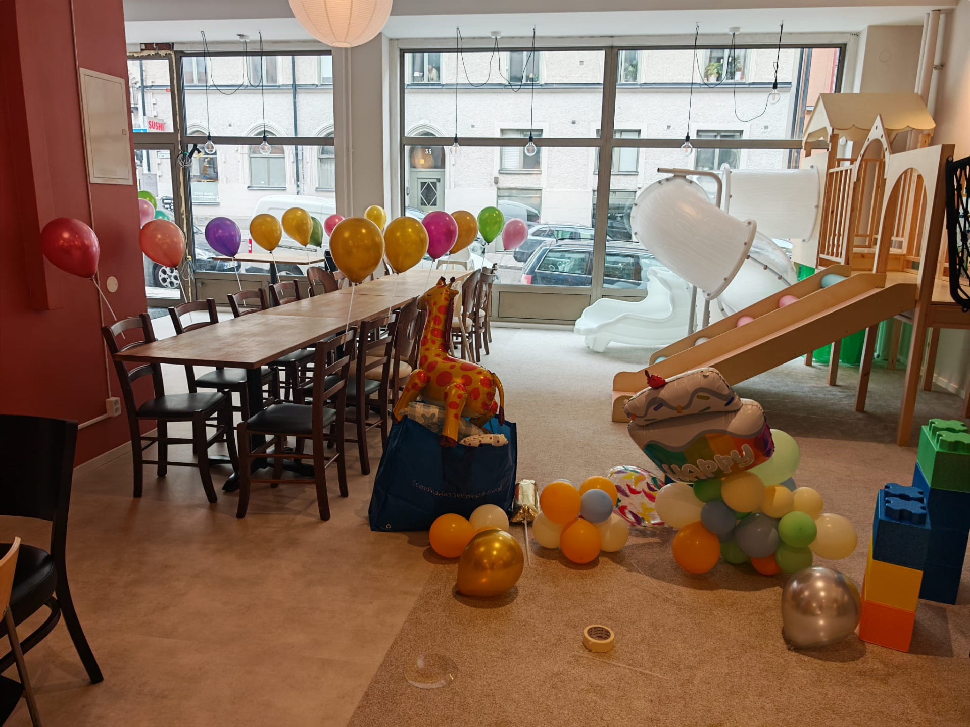 Kalasdukat café med ballonger, giraffballong och rutschkanan