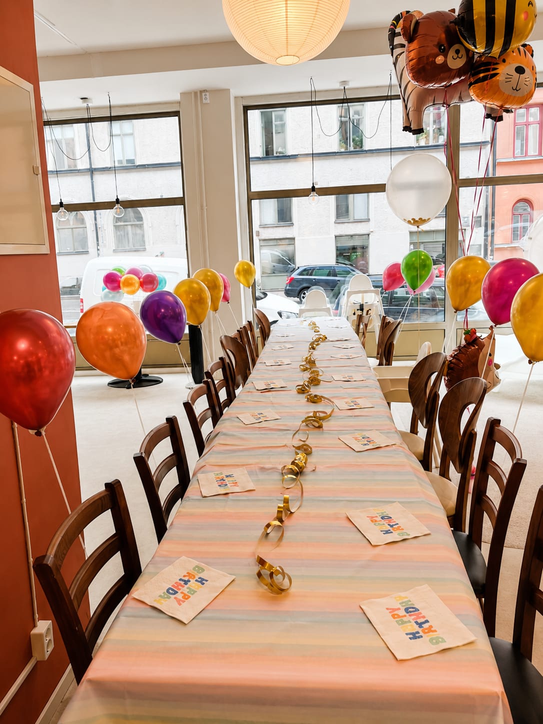 Dukat kalasbord med ballonger och servetter i caféet